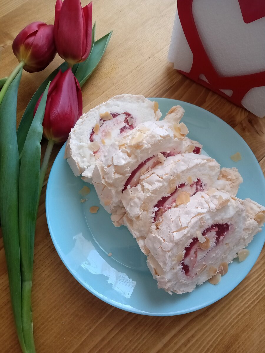 Восхитительный меренговый рулет с миндалём и клубничной начинкой 😋  Пошаговый рецепт с фото | Домовята | Дзен