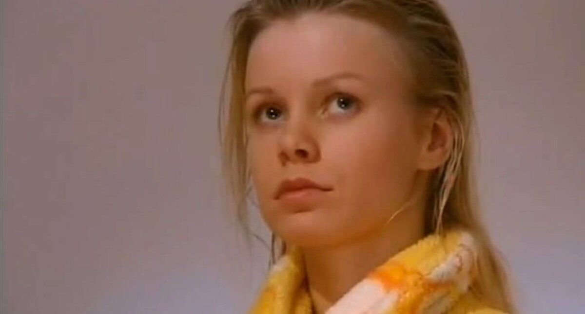 Евгения Осипова в роли Кати. Кадр из кинофильма "Доярка из Хацапетовки", 2006 г., режиссер Анна Гресь, сценарист Татьяна Гнедаш, композиторы Мирослав Скорик, Олег Скрипка. Скриншот кадра