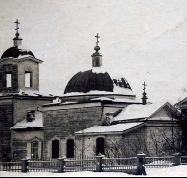 Фрагмент фотографии 1912 года с изображением церкви во имя Святителя и Чудотворца Николая Мирликийского 1867 года постройки в Болотном. Была построена по плану 1837 года на фундаменте прежней церкви, полностью повторила облик  церкви во имя Трех Святителей (1843-1864 гг.), погибшей в пожаре в феврале 1864 года.