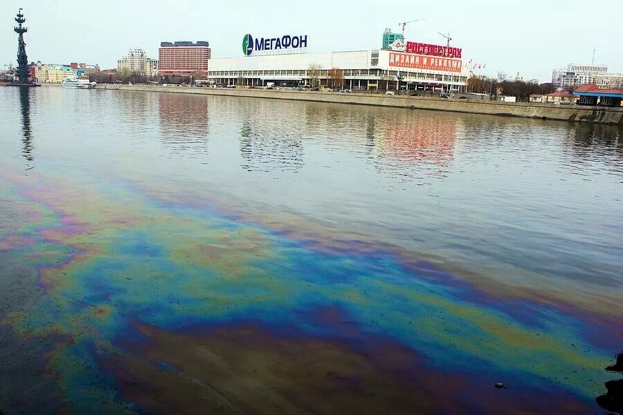 Загрязнение рек россии. Загрязненная река Обь. Москва река грязная вода. Грязная река Обь. Загрязнённая Москва река.