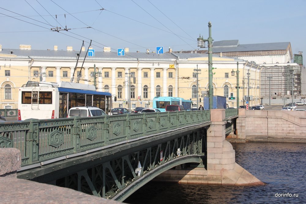 1 из центральных мостов петербурга