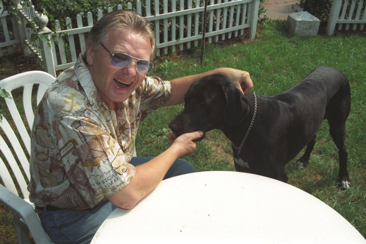 Юрий Антонов в интервью журналистам сетует, что собаки стали ему ближе семьи