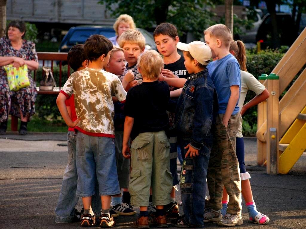 "А он ему на!.. а Вася в ответ бац!.. А потом прям как Брюс Ли ногой дал!
- Круууто!.."
Фото взято из открытых источников