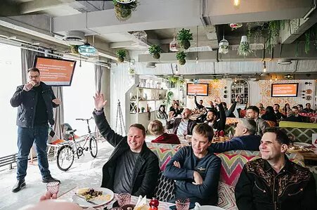 Атмосфера бизнес-завтрака была вполне творческой. Спикер - владелец проекта "Мармеладная бочка" Денис Федоров