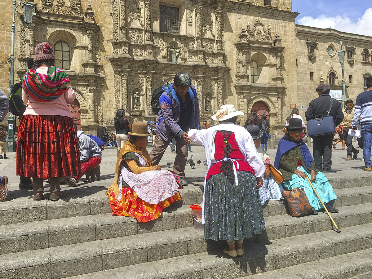 Индейская женщина в традиционной одежде, Боливия, Ла Пас, фото автора. Листайте галерею