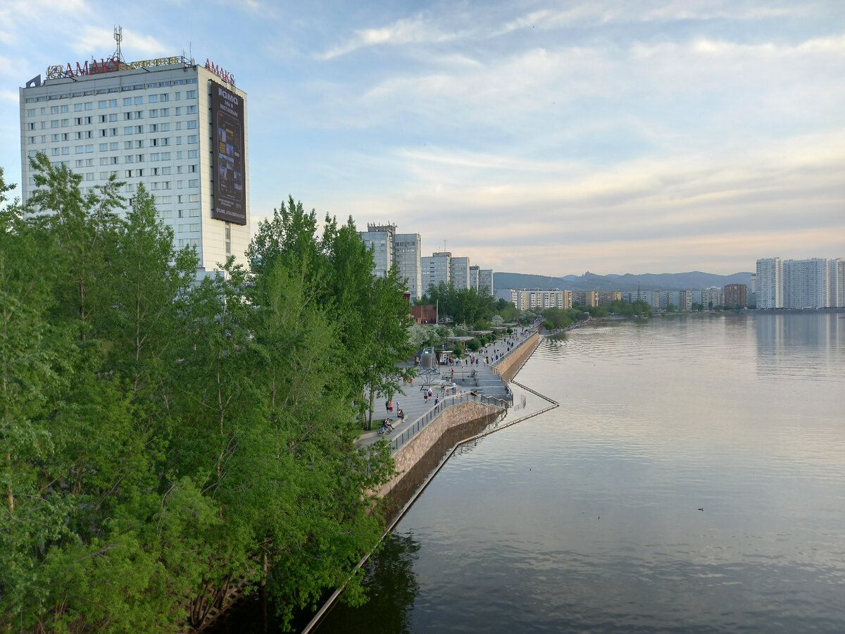 Красноярск, набережная в районе предмостной площади на правом берегу. 