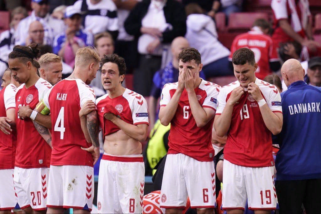 Датчане 10 минут оберегали своего игрока, за жизнь которого боролись прямо на поле врачи