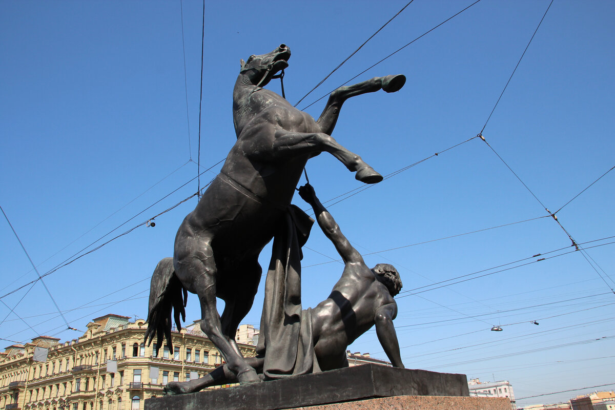 Юноша, поверженный конём