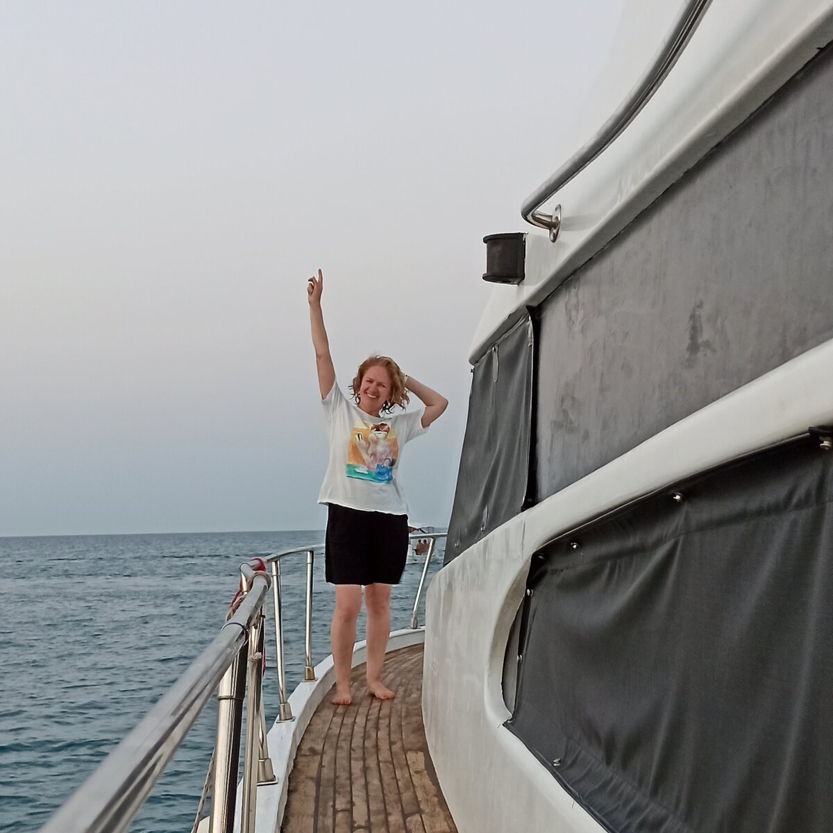 Прогулка на лодке, одно из любимых развлечений туристов. Есть разные варианты. Мы катались компанией полдня, плавали в красивейших бухтах, у нас было три остановки. На лодке могут приготовить  обед или ужин, как договоритесь.