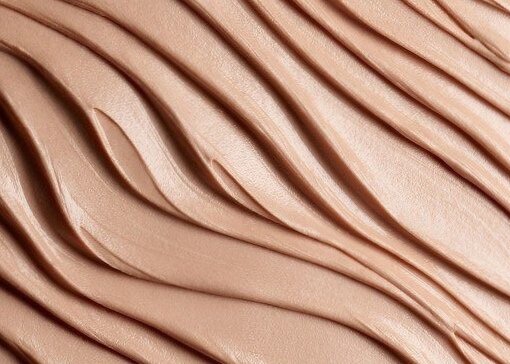 Персиковые оттенки тонального крема смотрятся на женщинах весенней палитры наиболее гармонично.