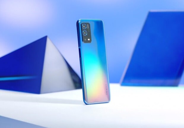 Глянцевый корпус нового смартфона играет на свету