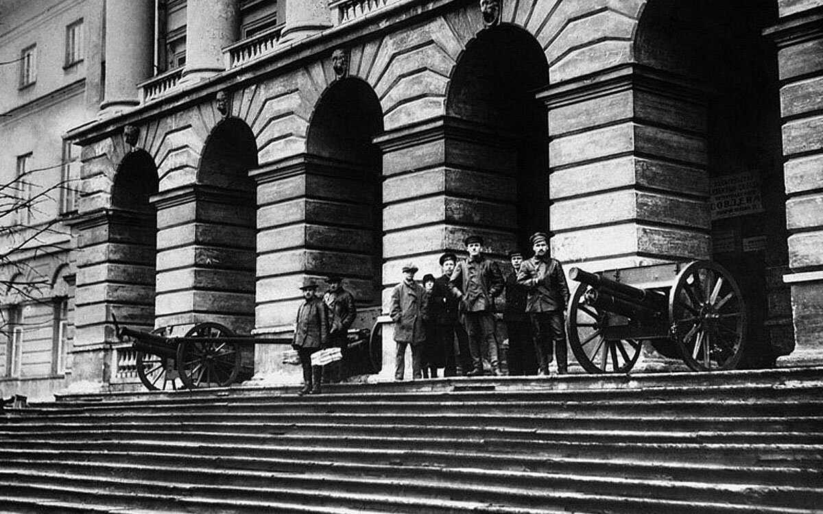 Петербург после революции. Петроград Смольный 1917 год. Смольный штаб революции 1917. Смольный институт революция 1917. Смольный дворец в Санкт-Петербурге 1917.