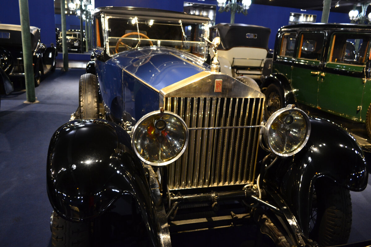 Легковой автомобиль Роллс-Ройс «Фантом» I модели 1925 г. – машина, выставленная в Национальном автомузее в Мюлузе выпущена в Великобритании в 1928 г. в строгой сине-черной окраске с золотистой решеткой радиатора Фото: С.Г. Мороз
