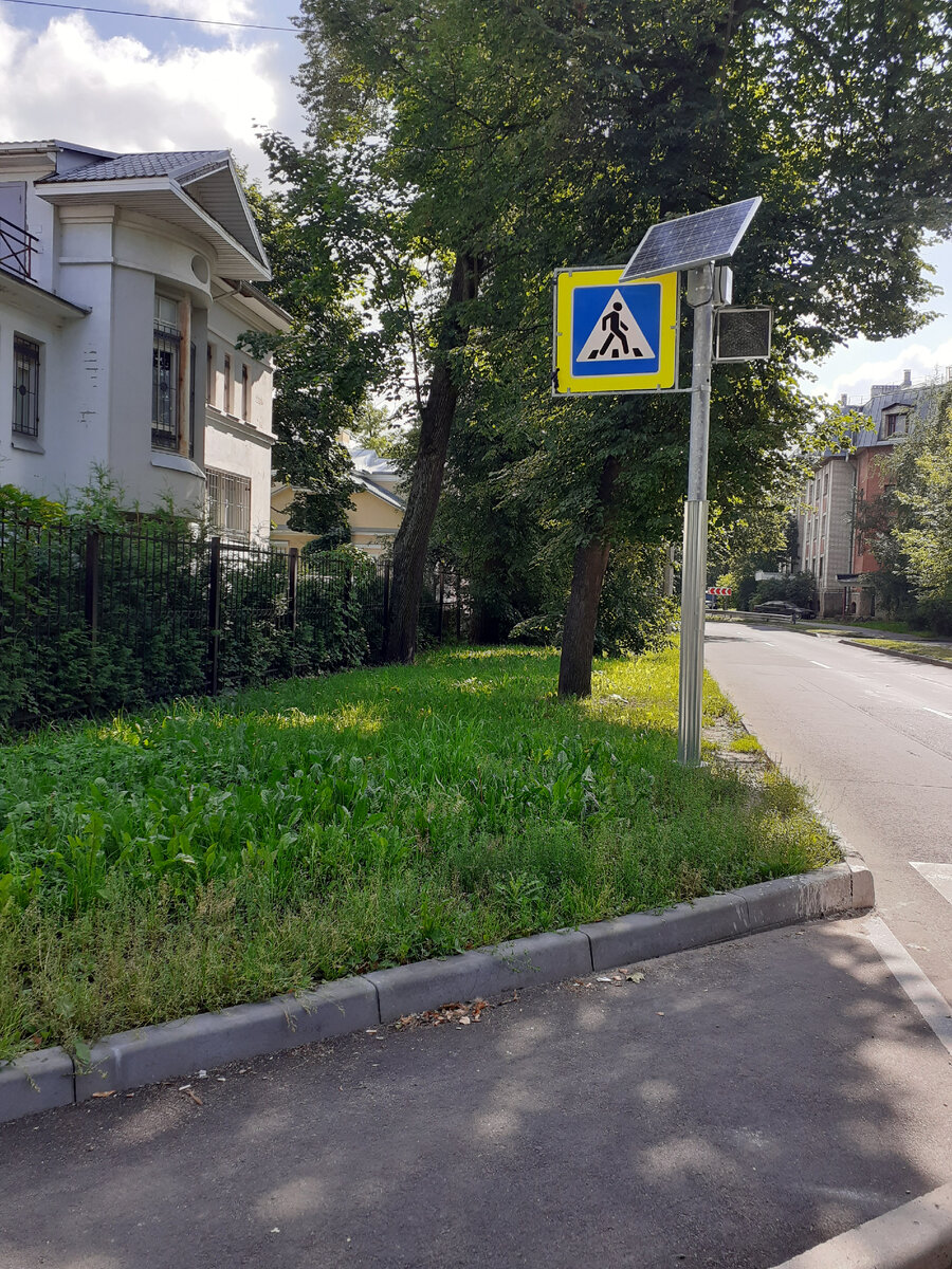 Тихая улочка по дороге в парк.