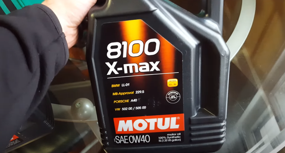 Вот что значит цена и качество от французов. Масло Motul 8100 X-max 0W-40 для России.