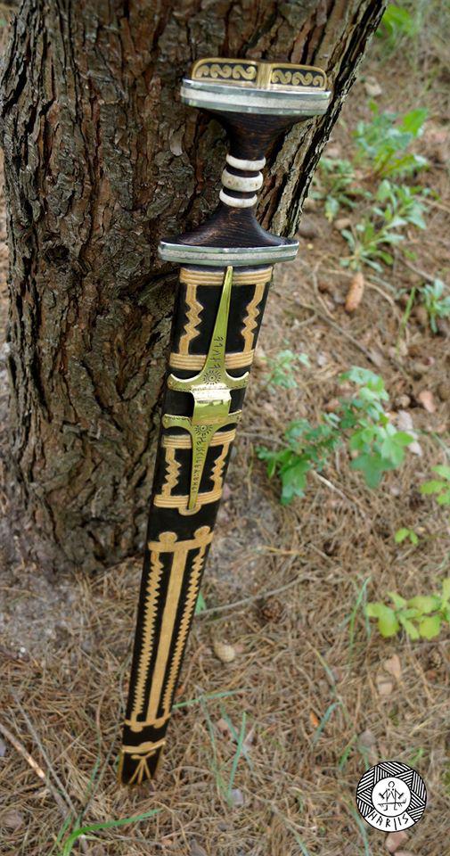 Меч в ножнах работы мастера Войцеха Рутковского. Он постарался максимально точно воссоздать находки из знаменитого Нидамского болота