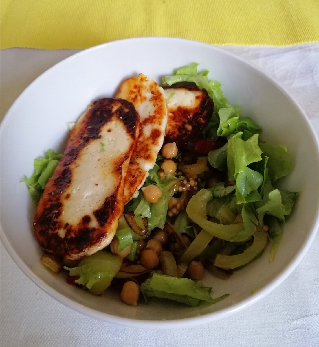 Теплый салат станет палочкой выручалочкой, когда мало времени на готовку.