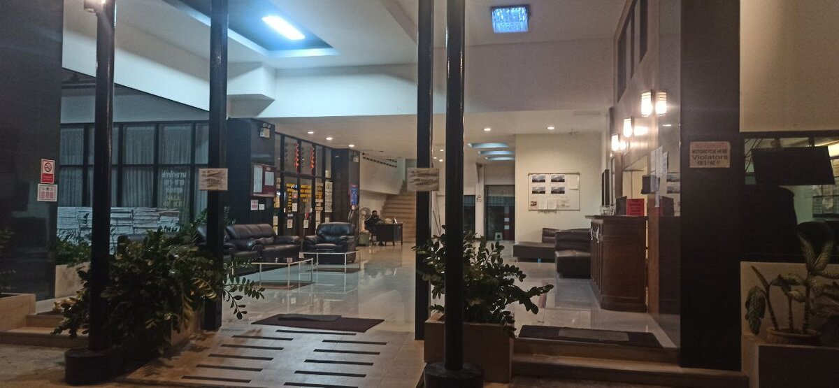 Входной холл на первом этаже кондо Yensabai Condotel в Центральной Паттайе