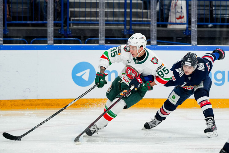    Когда на табло оставалось четыре минуты до конца встречи и, казалось, команды были готовы снова сыграть в овертайме, необязательное удаление получил нападающий Артем Галимов