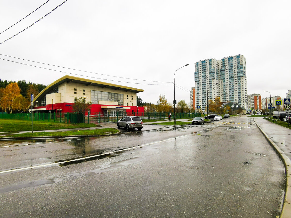 Вот вид на 2-й Красковский проезд. И хотя мы видим, что вдоль проезда есть здания (слева - это спортивный комплекс), в реальности к проезду не приписано ни одного сооружения.