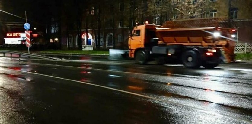    Спецтехника обработала дороги города противогололедными материалами Арина Полтанова