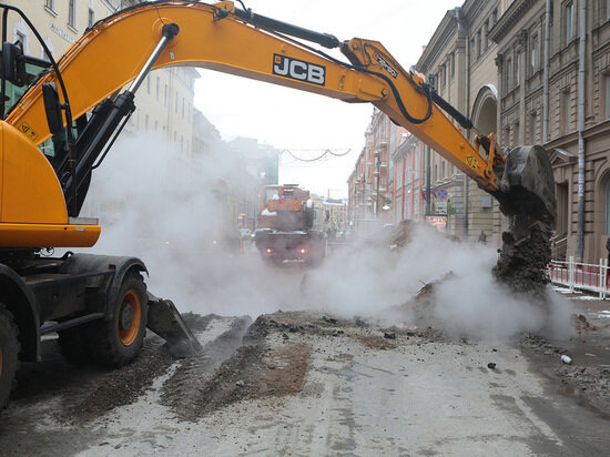     Аварии на трубах — такой же предвестник зимы, как первый снег. Фото: Baltphoto