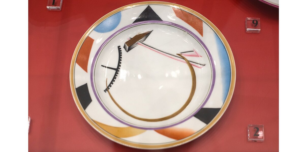 Тарелка "Кубическая с молотом". С. Чехонин, 1919г.