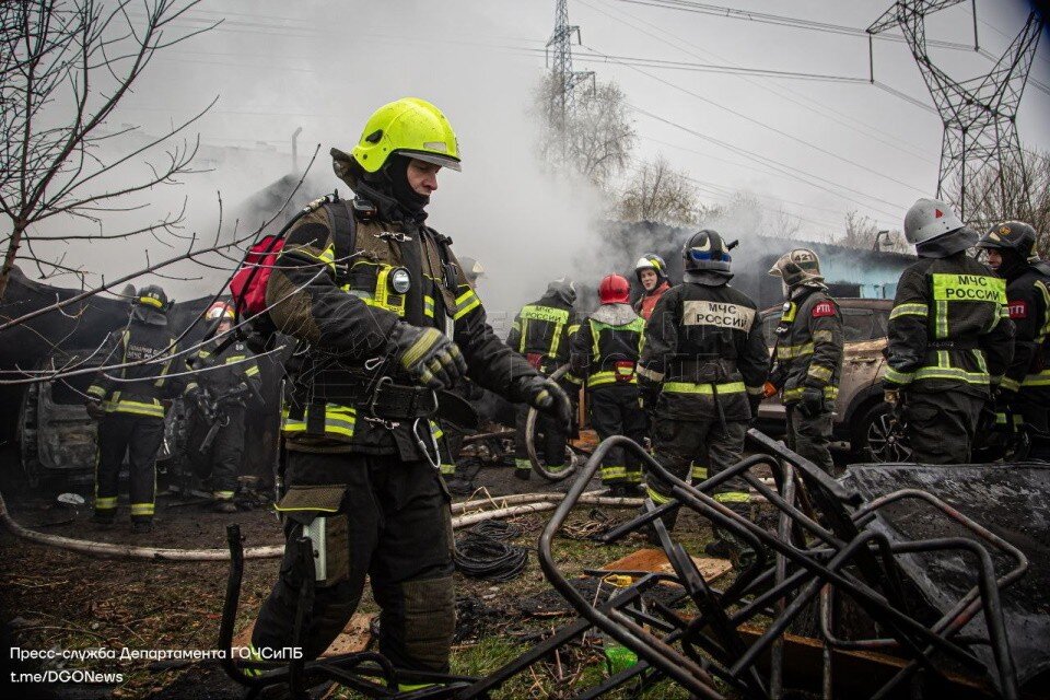    Огонь потушили всего за 20 минут. Фото: Департамент ГОЧСиПБ