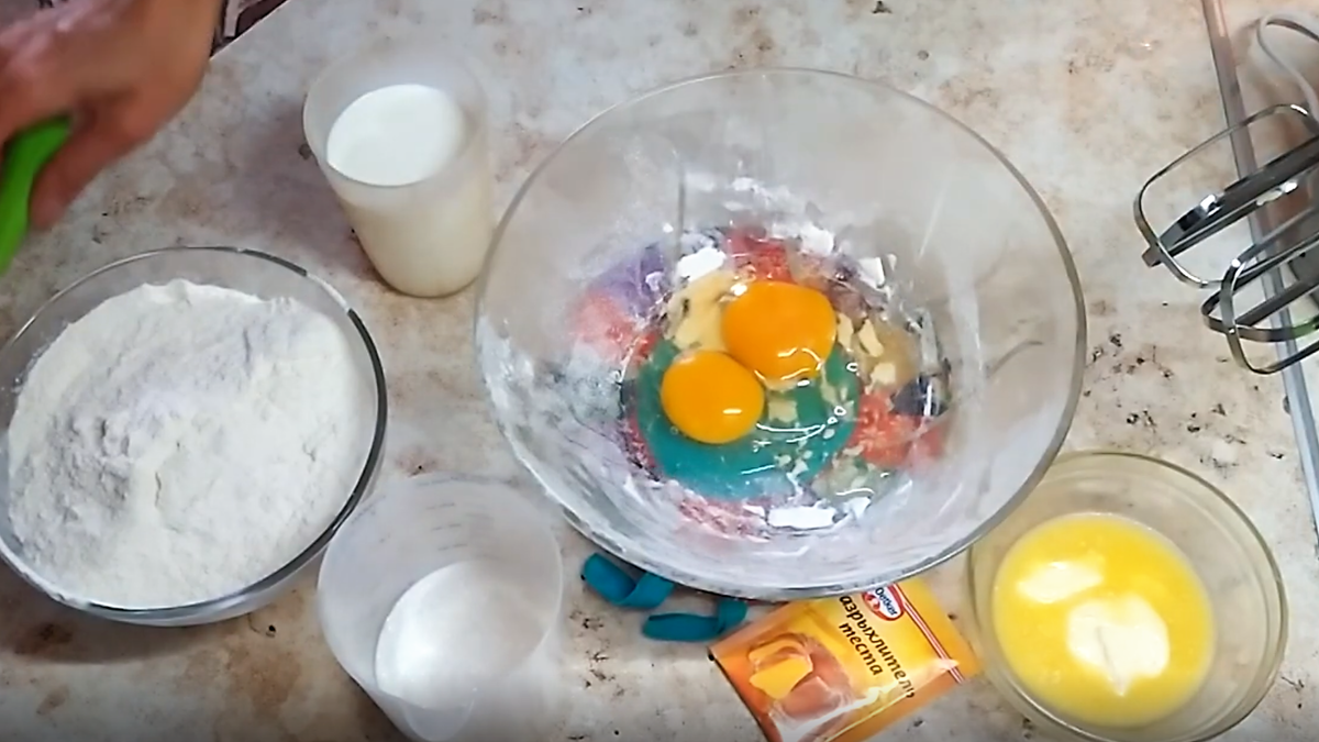 Разбиваем два яйца,