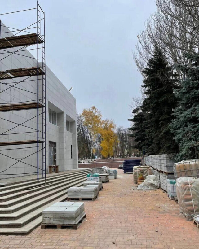    Специалисты ЯНАО завершают отделочные работы в Доме культуры железнодорожника Волновахи