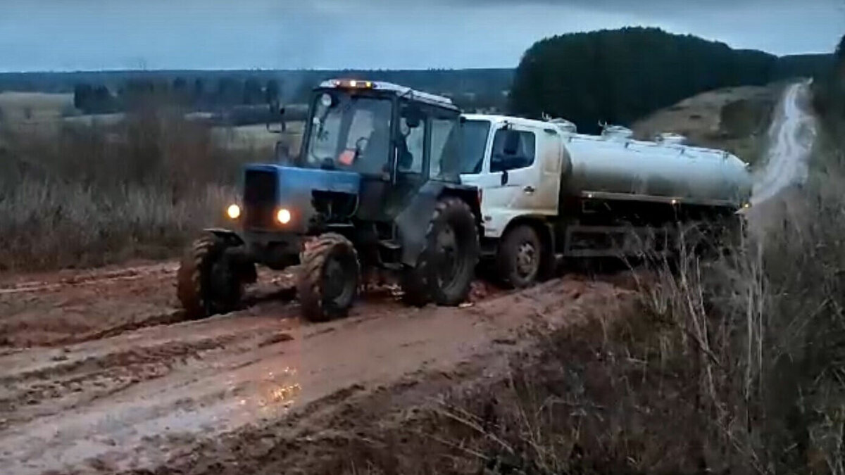     Жители Балезинского района поделились в соцсетях видео с застрявшим на школьном маршруте молоковозом. Его пришлось вытягивать трактором.
