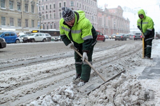    Дворники в Санкт-Петербурге зимой Дарья Драй © ИА REGNUM