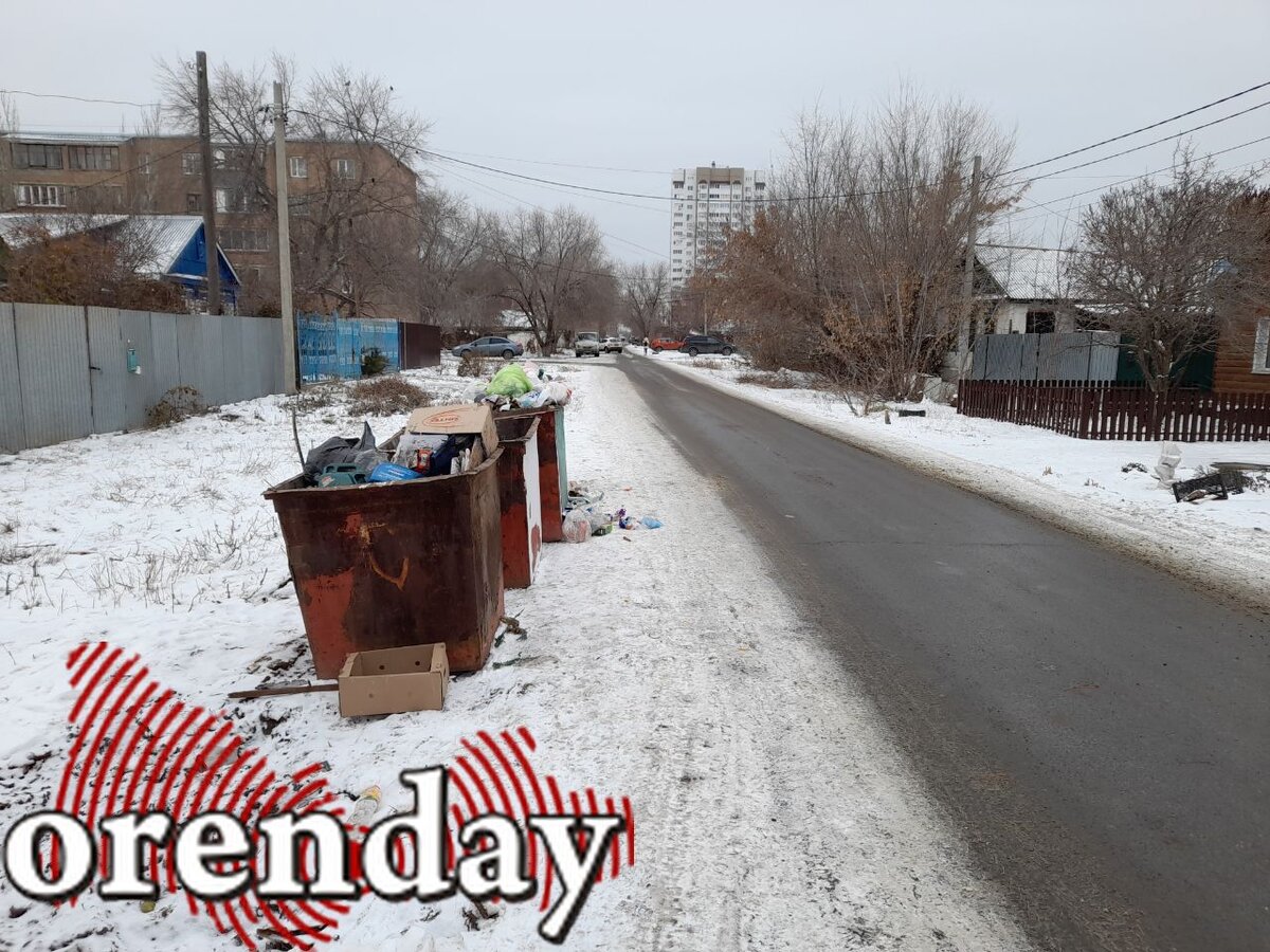 В Оренбурге возле новой контейнерной площадки стоят 