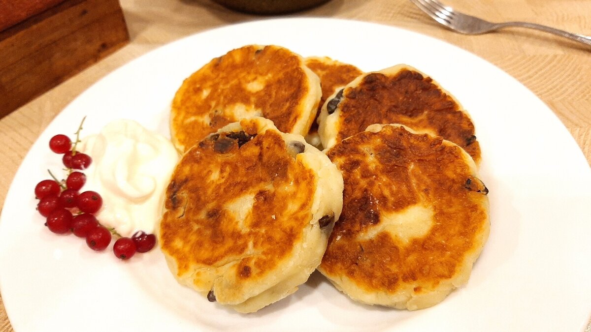 Классические сырники с изюмом