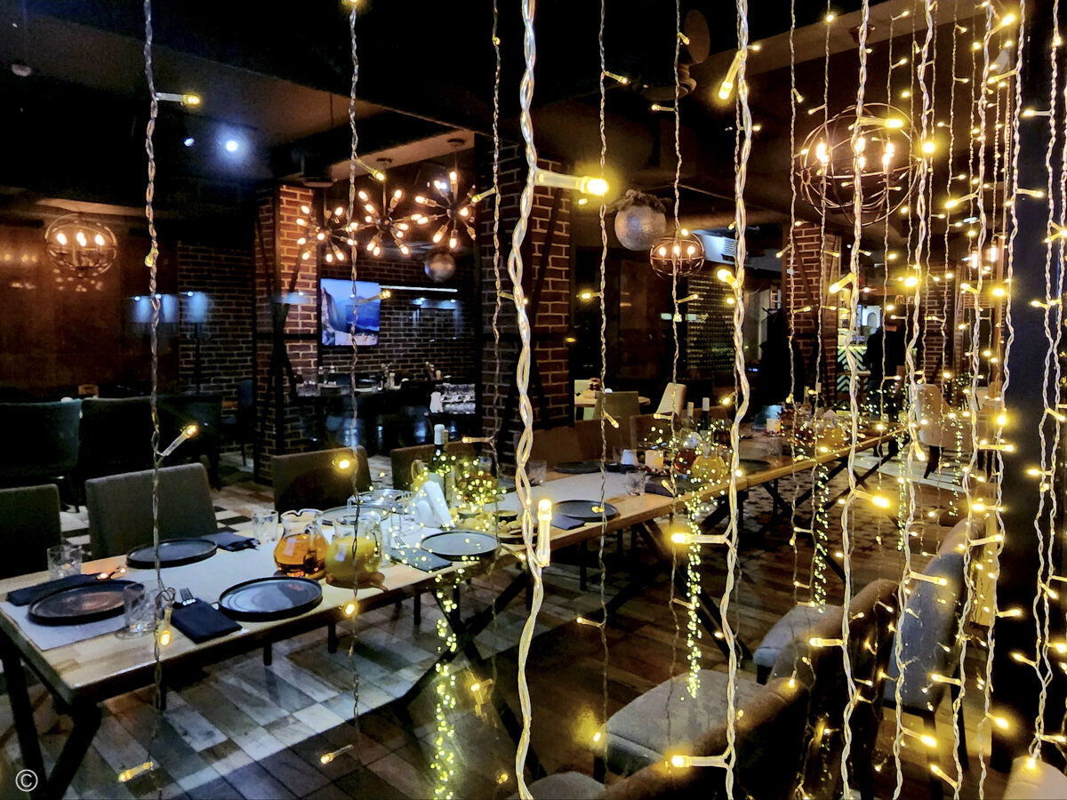 Антураж зала производит приятное впечатление. Ресторан(гастробар) "Маяк", Сухум. Фото: Корчагина Татьяна