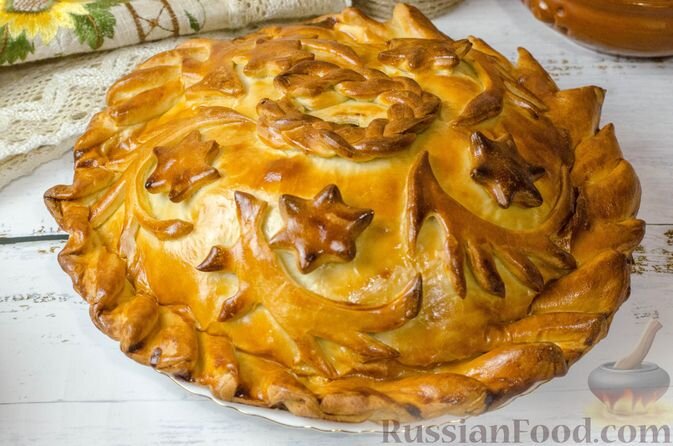 тесто слоеное, мука, молоко, яйца, масло растительное, сахар, соль, масло сливочное, куриные бедрышки, шампиньоны, рис, лук репчатый, зелень, лавровый лист, перец душистый горошком