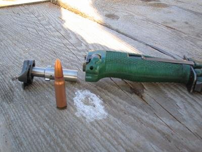 Извлеченный из рукоятки ножа ствол и патрон СП-3.