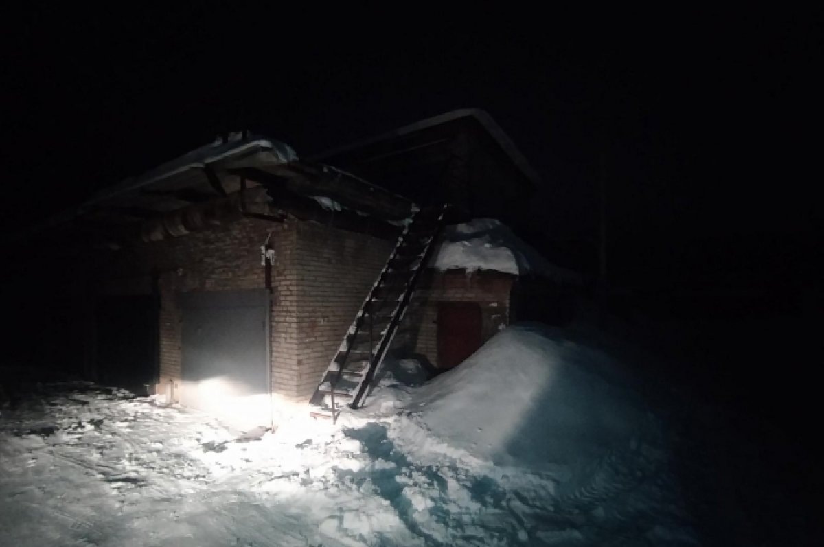    В Глазове школьник на мотоцикле рухнул со 2-го этажа в гаражном кооперативе