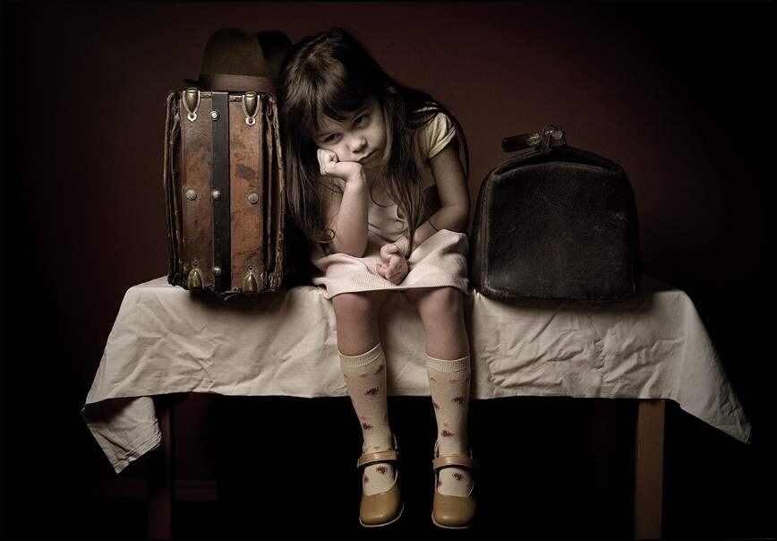 Девушка сидит на чемодане
