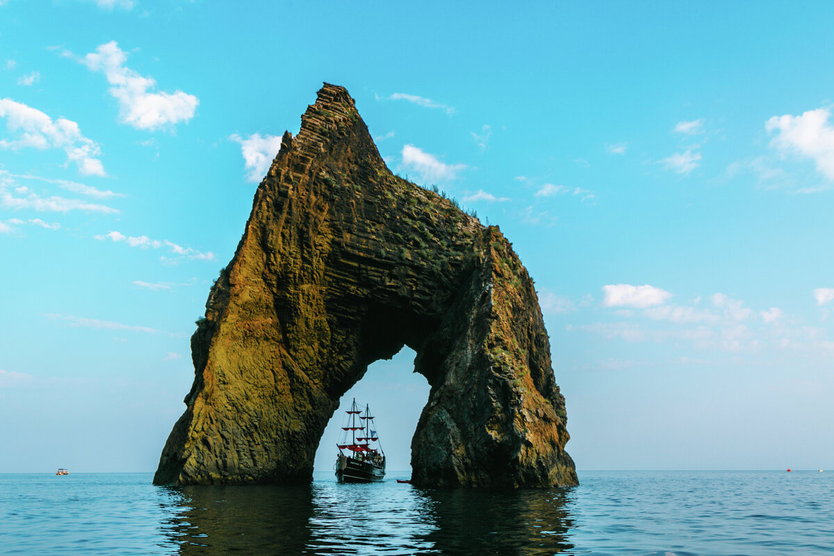 Скала Золотые ворота // Туристический портал Республики Крым