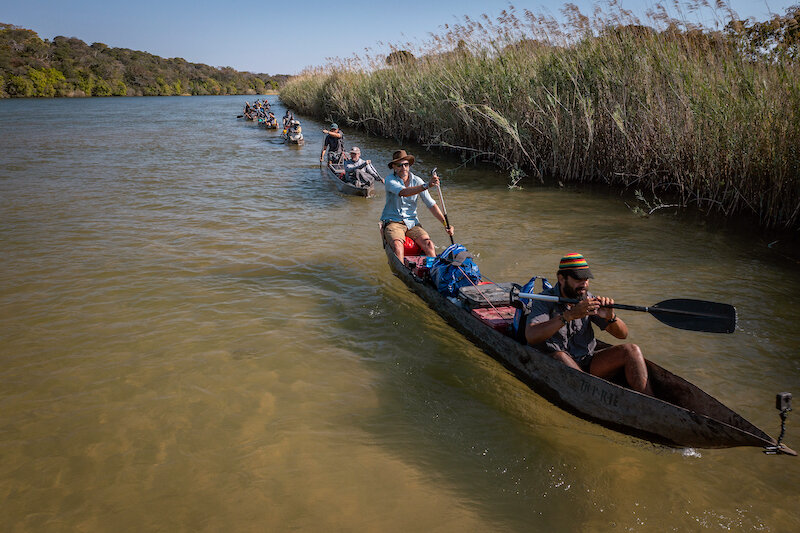 Стив Бойз и Керллен Коста, директор Ангольского Проекта National Geographic по сохранению Дикой Природы Окаванго, плывут в мекоро (выдолбленной лодке) по течению Лунгвебунгу в преддверии серии экспедиций в рамках проекта Great Spine of Africa