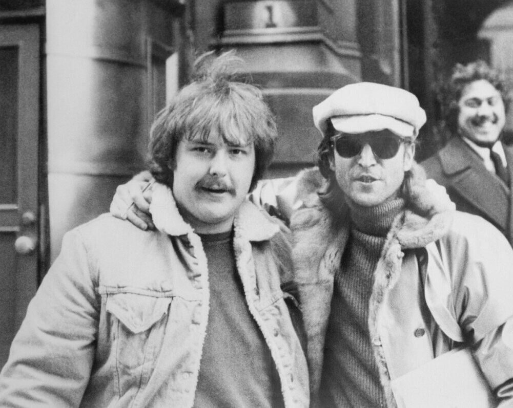 Джон Леннон (справа) с Марком Чэпменом в 1979 году