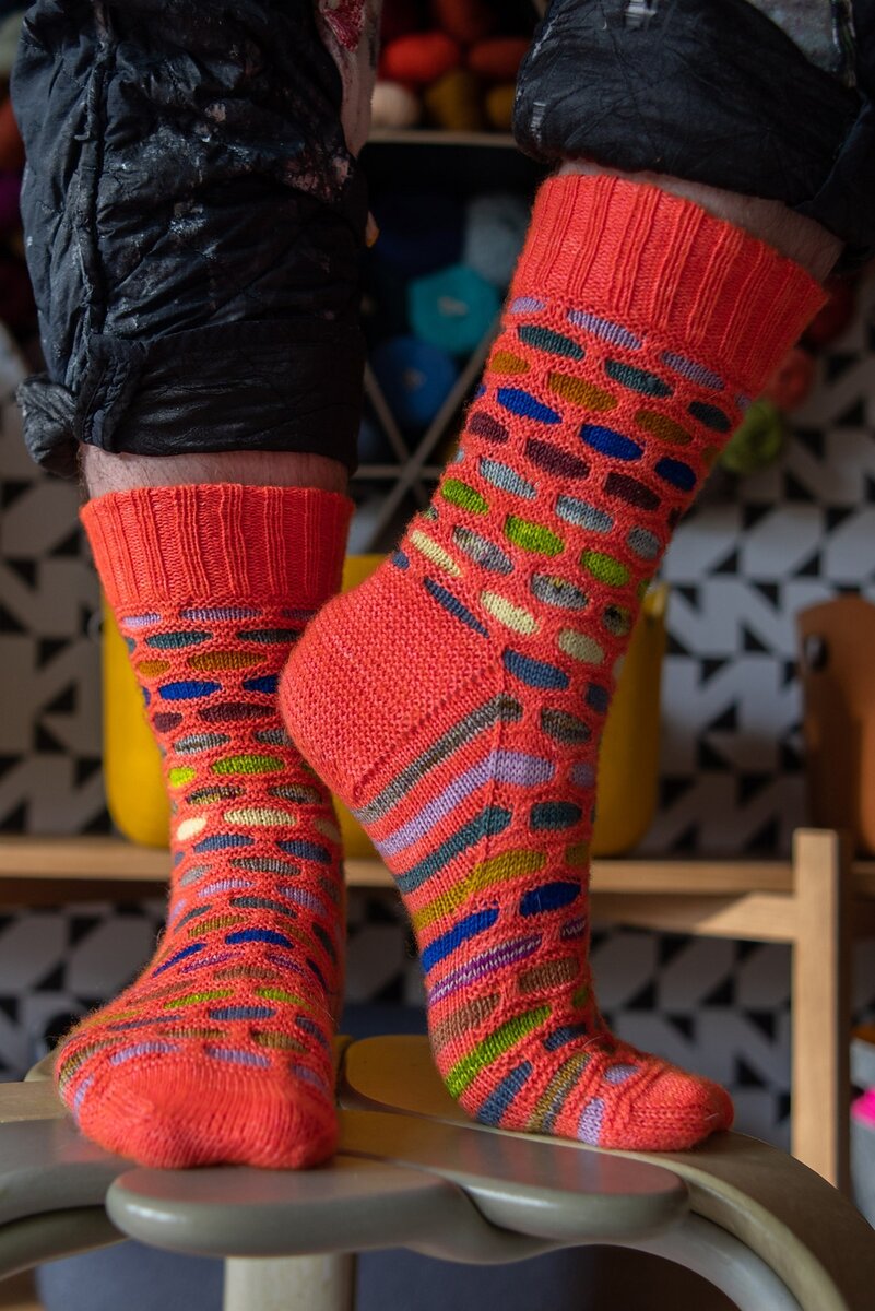 Разноцветные носки спицами.