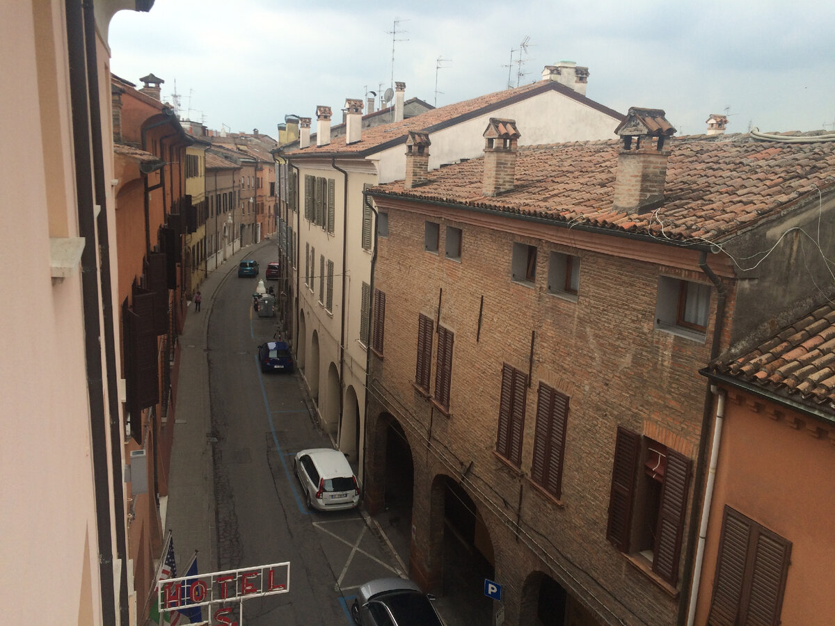 Улица Феррары, средневекового городка, который понравился Эдуарду Лимонову