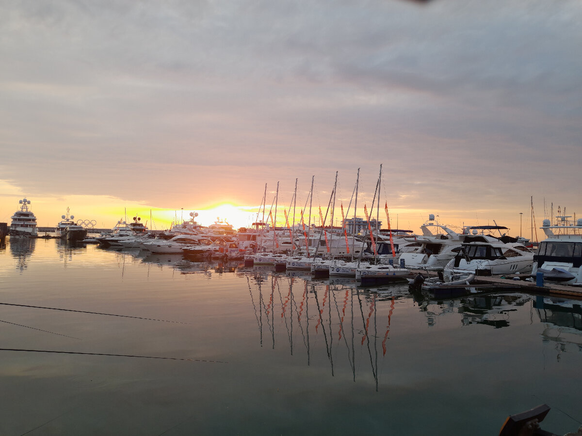 Закат на фоне яхт в порту.