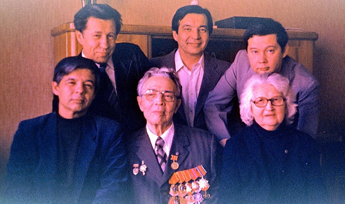 Раднэр Муратов с семьей - в первом ряду также его отец и мать