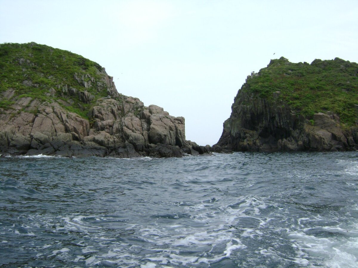 Плывём на катере мимо островов Антипенко и Сибирякова