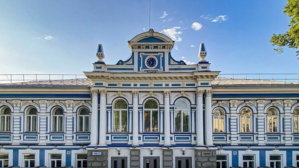     Ранее с такой просьбой к главе региона обратилось руководство театра.