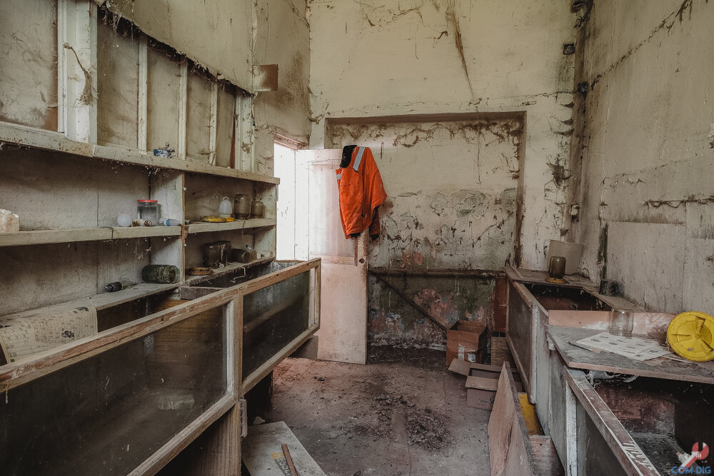 Кто такой азан на заброшке. Заброшенное здание. Заброшенные дома. Заброшенная школа. Заброшенный дом внутри