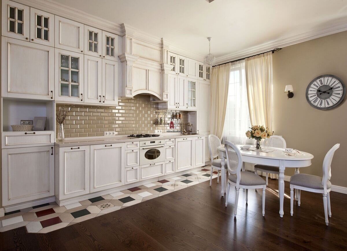 Белая кухня в деревянном доме дизайн (71 фото)